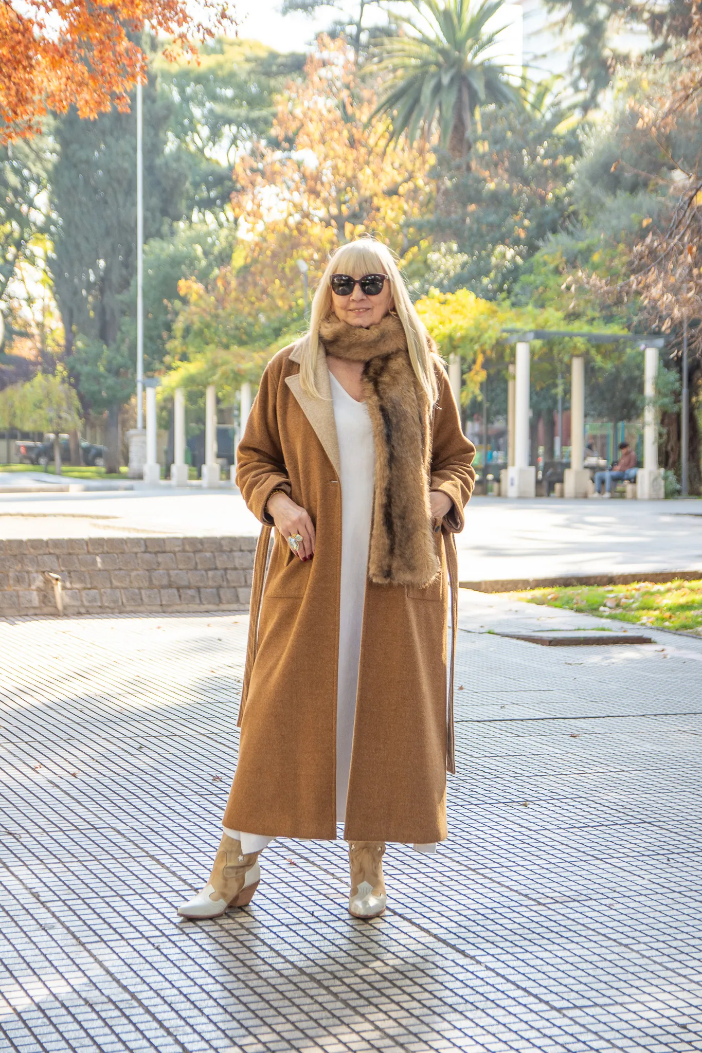 Look en tapado camel de la colección Otoño Invierno 26