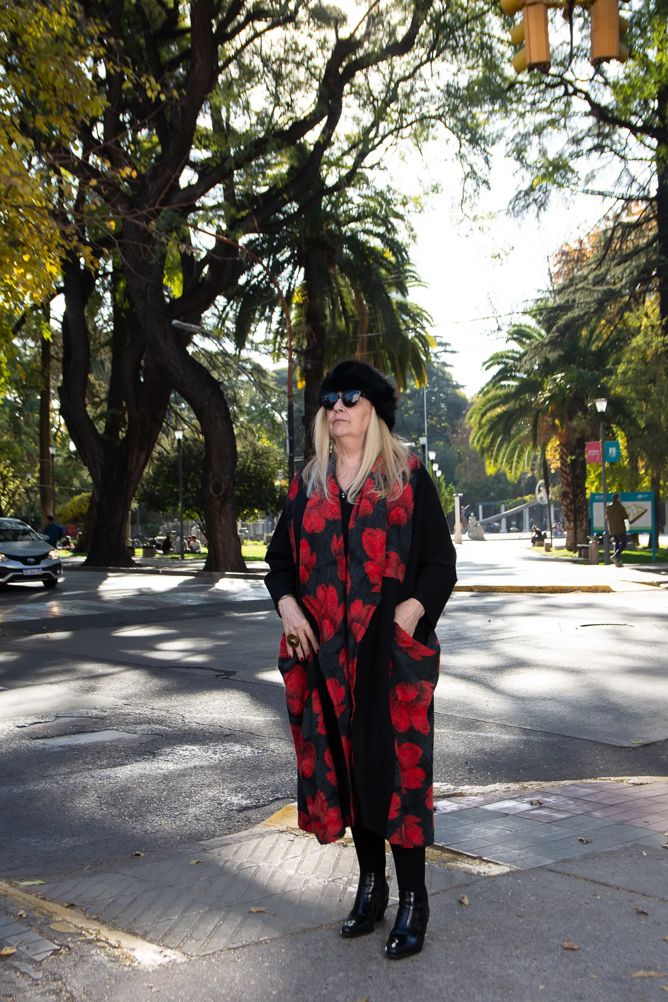 Look en negro y rojo de la colección Otoño Invierno 26